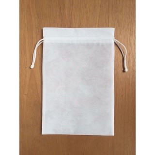 Embalagem para Presente em TNT  com fechamento em cordão    